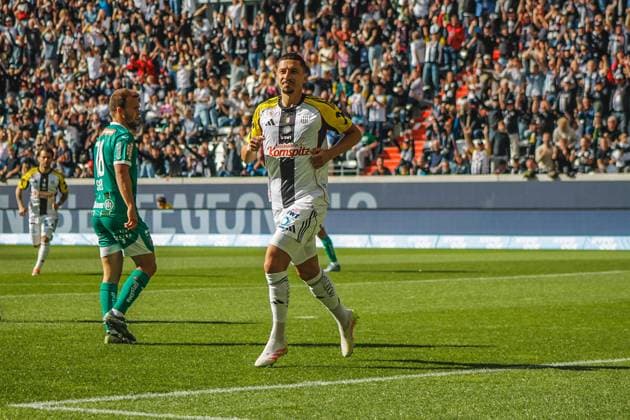 Football Austria, Admiral Bundesliga 2024 2025, European Cup playoff first leg, Bundesliga ECL final Linzer ASK Lask Linz vs SK Rapid Wien Raiffeisen Arena Linz Goal celebration by the scorer of the 1 0 Robert Zulj LASK Linz 10 Copyright: xLukasxBierederx