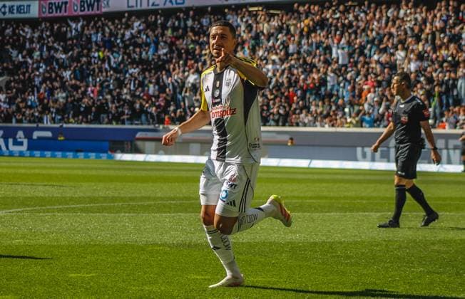 Football Austria, Admiral Bundesliga 2024 2025, European Cup playoff first leg, Bundesliga ECL final Linzer ASK Lask Linz vs SK Rapid Wien Raiffeisen Arena Linz Goal celebration by the scorer of the 1 0 Robert Zulj LASK Linz 10 Copyright: xLukasxBierederx