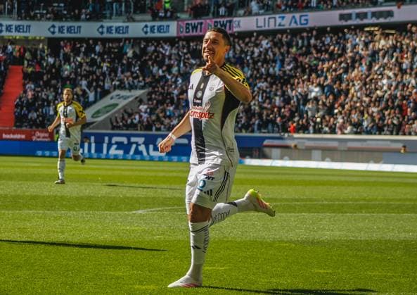 Football Austria, Admiral Bundesliga 2024 2025, European Cup playoff first leg, Bundesliga ECL final Linzer ASK Lask Linz vs SK Rapid Wien Raiffeisen Arena Linz Goal celebration by the scorer of the 1 0 Robert Zulj LASK Linz 10 Copyright: xLukasxBierederx