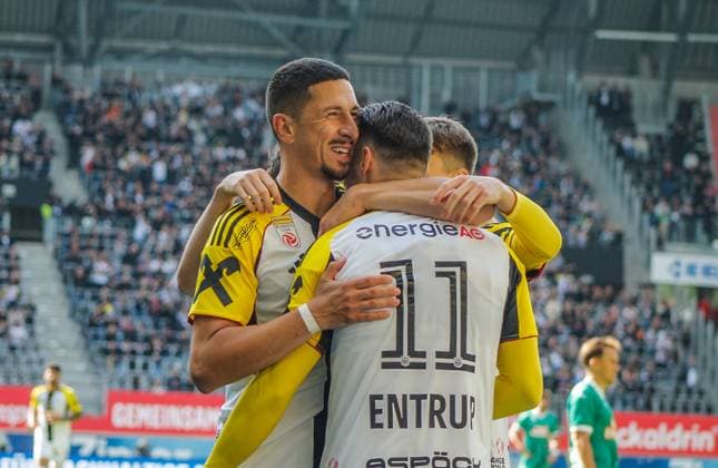 Football Austria, Admiral Bundesliga 2024 2025, European Cup playoff first leg, Bundesliga ECL final Linzer ASK Lask Linz vs SK Rapid Vienna Raiffeisen Arena Linz Cheers through the 1 0 by Robert Zulj LASK Linz 10 goal celebration Copyright: xLukasxBierederx