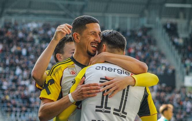Football Austria, Admiral Bundesliga 2024 2025, European Cup playoff first leg, Bundesliga ECL final Linzer ASK Lask Linz vs SK Rapid Vienna Raiffeisen Arena Linz Cheers through the 1 0 by Robert Zulj LASK Linz 10 goal celebration Copyright: xLukasxBierederx