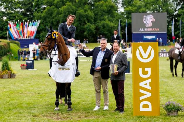 HAMBURG 94 German Jumping and Dressage DERBY 2025, HAMBURG 94 German Jumping and Dressage DERBY 2025 SMOLDERS Harrie NED , Mr Tac, GEILFUSS Christoph DVAG Prize giving ceremony Prize giving ceremony Al Shira aa CSI5 Tour CSI5 Championat of Hamburg Preis der Deutsche Vermögensberatung AG DVAG Int jumping competition with jump off Qualification for the Grand Prix Hamburg, Jenischpark, Derby Park Klein Flottbek 29 May 2025