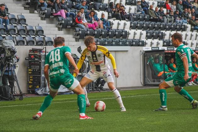 Football Austria, Admiral Bundesliga 2024 2025, European Cup playoff first leg, Bundesliga ECL final Linzer ASK Lask Linz vs SK Rapid Wien Raiffeisen Arena Linz Krystof Danek LASK Linz 9 in duel with Nikolaus Wurmbrand SK Rapid Wien 48 Copyright: xLukasxBierederx
