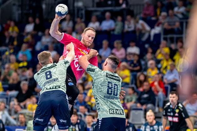 1 Handball Bundesliga, Rhein Neckar Löwen against TVB Stuttgart 29 05 2025 Torben Matzken 22 TVB 1898 Stuttgart of TVB 1898 Stuttgart bounces the ball and is defended by Jannik Kohlbacher 80 Rhein Neckar Löwen 1 Handball Bundesliga, DAIKIN HBL 2024 25, Rhein Neckar Löwen in special jersey against TVB Stuttgart, on 29 05 2025 at SAP Arena in Mannheim Copyright: xBEAUTIFULxSPORTS Gelhardtx