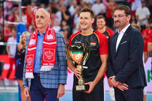 Bilder des Jahres 2025, Sport 05 Mai 2025.05.31 Gliwice Siatkowka Mezczyzn Turniej towarzyski Silesia Cup Sezon 2025 Polska - Niemcy --- POLAND v GERMANY N z Leszek Pietraszek, Jan Zimmermann, Sebastian Swiderski, nagroda, trofeum, pierwsze miejsce Foto Marcin Bulanda PressFocus 2025.05.31 Gliwice Volleyball Men Tournament Friendly Season 2025 Polska - Niemcy Leszek Pietraszek, Jan Zimmermann, Sebastian Swiderski, nagroda, trofeum, pierwsze miejsce Credit: Marcin Bulanda PressFocus NEWSPIX.PL --- newspix.pl