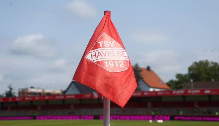 Garbsen Havelse, 01 06 2025, Wilhelm Langrehr Stadion, Fußball, Aufstiegsspiele zur 3 Liga, Rückspiel , TSV Havelse vs 1 FC Lokomotive Leipzig , Im Bild Eckfahne mit Emblem des TSV Havelse , Nur zur redaktionellen Nutzung Only editorial use NOFV DFB regulations prohibit any use of photographs as image sequences and or quasi video , Picture Point