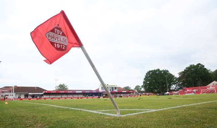 Garbsen Havelse, 01 06 2025, Wilhelm Langrehr Stadion, Fußball, Aufstiegsspiele zur 3 Liga, Rückspiel , TSV Havelse vs 1 FC Lokomotive Leipzig , Im Bild Stadionübersicht mit Eckfahne , Nur zur redaktionellen Nutzung Only editorial use NOFV DFB regulations prohibit any use of photographs as image sequences and or quasi video , Picture Point