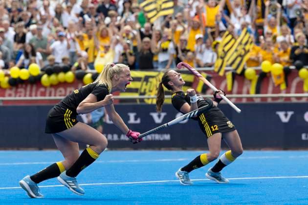Laura SAENGER HTHC 8, left cheers with Fenja POPPE HTHC 12, right after the goal to 1 0, cheers, joy, laughter Hockey 1 Field Hockey Bundesliga Women, Final, Harvestehuder THC HTHC Duesseldorfer HC Düsseldorfer HC DHC , final score 2 1, on 01 06 2025 at Gerd Wellen Hockeyanlage in Krefeld Germany Â
