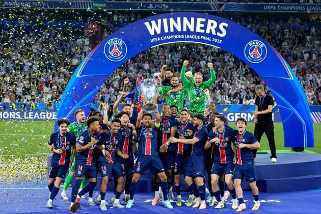 Marquinhos of Paris Saint-Germain FC lifts the trophy with his team mates at the end of the Uefa Champions League Final match between Paris Saint-Germain and FC Internazionale at Allianz Arena Munich Germany on 31 May 2025. Munich Allianz Arena Munich Germany Copyright: xPhotoxGoalxPix MatteoxCiambellix SP24-1206-163