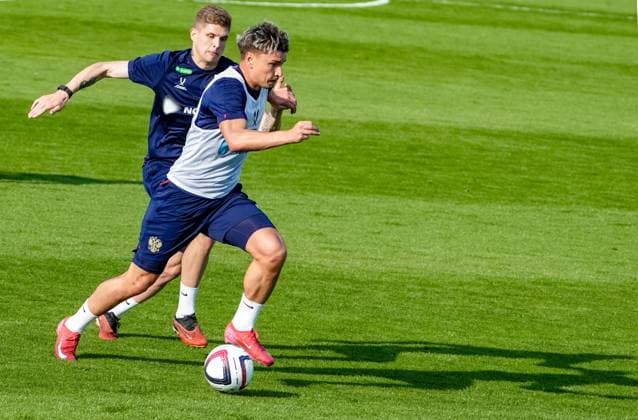 Russia Soccer Friendly Russia Training 8937323 02.06.2025 Russia s Valentin Paltsev and Andrey Mostovoy, right, attend a training session before friendly soccer matches against Nigeria on June 6 and Belarus on June 10, at the Novogorsk training centre in Khimki, outside Moscow, Russia. Alexander Vilf Sputnik Khimki Moscow region Russia Copyright: xAlexanderxVilfx