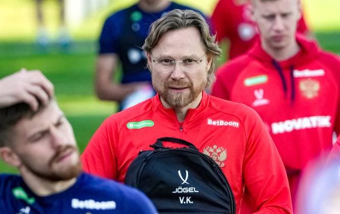 Russia Soccer Friendly Russia Training 8937331 02.06.2025 Russia s head coach Valery Karpin arrives to attend a training session before friendly soccer matches against Nigeria on June 6 and Belarus on June 10, at the Novogorsk training centre in Khimki, outside Moscow, Russia. Alexander Vilf Sputnik Khimki Moscow region Russia Copyright: xAlexanderxVilfx