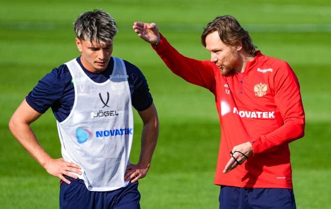 Russia Soccer Friendly Russia Training 8937364 02.06.2025 Russia s head coach Valery Karpin, right, directs player Andrey Mostovoy during a training session before friendly soccer matches against Nigeria on June 6 and Belarus on June 10, at the Novogorsk training centre in Khimki, outside Moscow, Russia. Alexander Vilf Sputnik Khimki Moscow region Russia Copyright: xAlexanderxVilfx