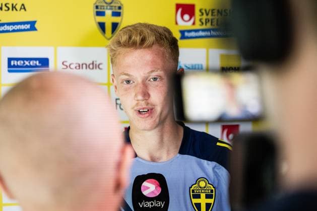 250603 Hugo Larsson of the Swedish men s national football team in mixed zone during a training session on June 3, 2025 in Stockholm Photo Kenta Jönsson BILDBYRAN COP 210 KJ0249 fotboll football soccer fotball landskamp träning practice training sverige sweden sverige a bbeng  Copyright: KENTAxJÖNSSON BB250603KJ057