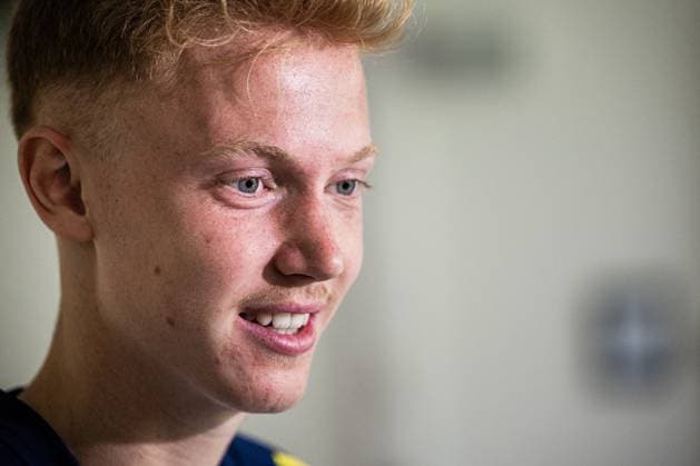250603 Hugo Larsson of the Swedish men s national football team in mixed zone during a training session on June 3, 2025 in Stockholm Photo Kenta Jönsson BILDBYRAN COP 210 KJ0249 fotboll football soccer fotball landskamp träning practice training sverige sweden sverige a bbeng  Copyright: KENTAxJÖNSSON BB250603KJ061