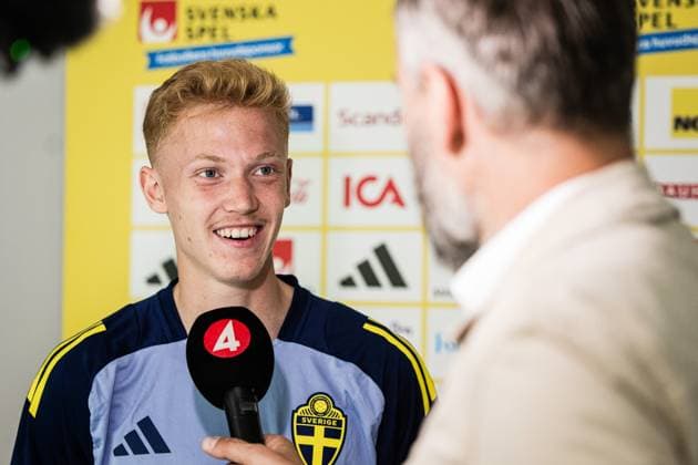 250603 Hugo Larsson of the Swedish men s national football team in mixed zone during a training session on June 3, 2025 in Stockholm Photo Kenta Jönsson BILDBYRAN COP 210 KJ0249 fotboll football soccer fotball landskamp träning practice training sverige sweden sverige a bbeng  Copyright: KENTAxJÖNSSON BB250603KJ068
