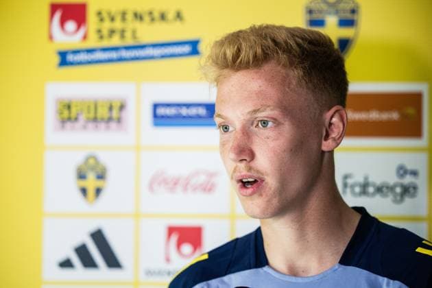 250603 Hugo Larsson of the Swedish men s national football team in mixed zone during a training session on June 3, 2025 in Stockholm Photo Kenta Jönsson BILDBYRAN COP 210 KJ0249 fotboll football soccer fotball landskamp träning practice training sverige sweden sverige a bbeng  Copyright: KENTAxJÖNSSON BB250603KJ071