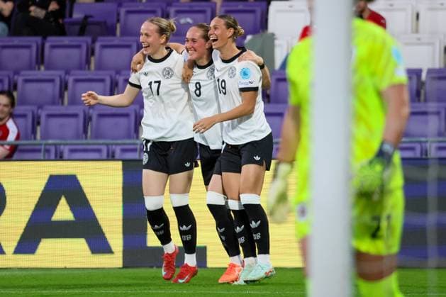 Vienna, Austria 03 June 2025 UEFA Nations League Women 2025 Austria vs Germany In the picture from left the second scorer Sydney Lohmann Germany scores the goal to 1 0 for Germany and cheers with Franziska Kett Germany and Klara Bühl Buehl Germany Generali Arena Copyright: xFotostandx xFantinix