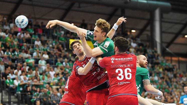 Handball Bundesliga, Season 2024 2025, Matchday 33, SC DHfK Leipzig vs SG BBM Bietigheim 04 06 2025 Goal throw Friedrich Schmitt back SC DHfK Leipzig, back number 29 center top vs Fynn Nicolaus back Bietigheim, back number 14 left and Jonathan Fischer circle player Bietigheim, back number 36 right at the Handball Bundesliga match DHfK Leipzig vs Bietigheim 04 06 2025 Leipzig Saxony Germany QUARTERBACK Immobilien Arena Am Sportforum 2