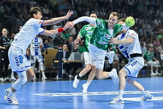 Handball, Daikin HBL, Fuechse Berlin VfL Gummersbach 05 06 2025, xdanx, Handball, Daikin HBL, Fuechse Berlin VfL Gummersbach v l Milos Vujovic VfL Gummersbach , Mathias Gidsel Füchse Berlin , Kristjan Horssen VfL Gummersbach Zweikampf, Duell, Kampf, tackle Berlin Max Schmeling Halle Berlin Germany EN Copyright: xDanielxLakomskix