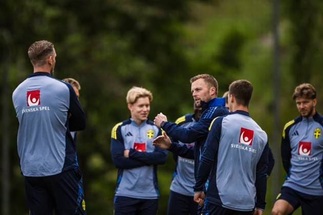 250608 Assistant coach Sebastian Larsson of the Swedish men s national football team at a training session on June 8, 2025 in Stockholm Photo Maxim ThorÃ BILDBYRAN code MT MT0829 fotboll football soccer fotball landskamp träning practice training sverige sweden sverige a bbeng  Copyright: MAXIMxTHORE BB250608MT020