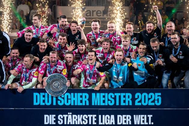 1 Handball Bundesliga, DAIKIN HBL, Rhein Neckar Löwen Füchse Berlin 08 06 2025 The Füchse Berlin team celebrates together after winning the German Championship 2025 in the SAP Arena the players hold the championship trophy DAIKIN HBL 2024 25, Rhein Neckar Löwen against Füchse Berlin, on 08 06 2025 in the SAP Arena in Mannheim DAIKIN HBL 2024 25, Rhein Neckar Löwen against Füchse Berlin, on 08 06 2025 in the SAP Arena in Mannheim Copyright: xBEAUTIFULxSPORTS Gelhardtx