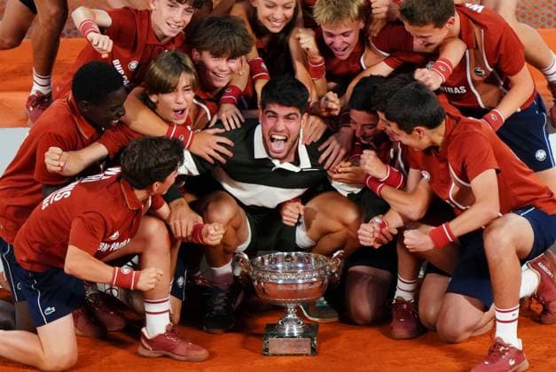 Bilder des Jahres 2025, Sport 06 Juni Sport Themen der Woche KW23 Sport Bilder des Tages Carlos Alcaraz celebrates with ball kids French Open Tennis, Day Fifteen, Tennis, Roland Garros, Paris, France - 08 Jun 2025 EDITORIAL USE ONLY No use with unauthorised audio, video, data, fixture lists, club league logos or live services. Online in-match use limited to 120 images, no video emulation. No use in betting, games or single club league player publications. Copyright: xJavierxGarcia Shutterstockx 15346224bu