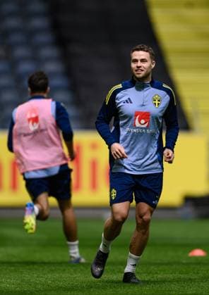 250609 Gabriel Gudmundsson of the Swedish men s national football team during a training session on June 9, 2025 in Stockholm Photo Simon Hastegard BILDBYRAN code SH SH0631 fotboll football soccer fotball landskamp träning practice training sverige sweden sverige a bbeng  Copyright: SIMONxHASTEGARD BB250609SH011