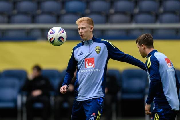 250609 Hugo Larsson of the Swedish men s national football team during a training session on June 9, 2025 in Stockholm Photo Simon Hastegard BILDBYRAN code SH SH0631 fotboll football soccer fotball landskamp träning practice training sverige sweden sverige a bbeng  Copyright: SIMONxHASTEGARD BB250609SH017
