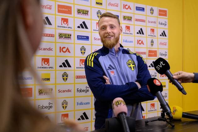 250609 Goalkeeper Viktor Johansson of the Swedish men s national football team in the mixed zone after a training session on June 9, 2025 in Stockholm Photo Simon Hastegard BILDBYRAN code SH SH0631 fotboll football soccer fotball landskamp träning practice training sverige sweden sverige a bbeng Copyright: SIMONxHASTEGARD BB250609SH079