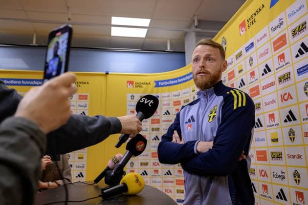 250609 Goalkeeper Viktor Johansson of the Swedish men s national football team in the mixed zone after a training session on June 9, 2025 in Stockholm Photo Simon Hastegard BILDBYRAN code SH SH0631 fotboll football soccer fotball landskamp träning practice training sverige sweden sverige a bbeng Copyright: SIMONxHASTEGARD BB250609SH080