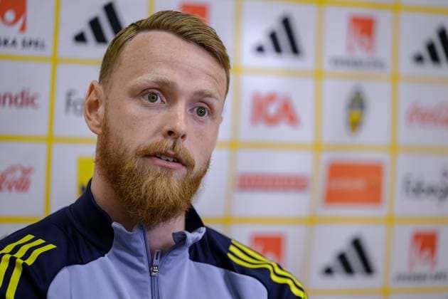 250609 Goalkeeper Viktor Johansson of the Swedish men s national football team in the mixed zone after a training session on June 9, 2025 in Stockholm Photo Simon Hastegard BILDBYRAN code SH SH0631 fotboll football soccer fotball landskamp träning practice training sverige sweden sverige a bbeng Copyright: SIMONxHASTEGARD BB250609SH081