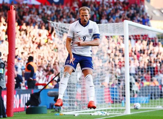 Bilder des Jahres 2025, Sport 06 Juni Sport Themen der Woche KW24 Sport Bilder des Tages Harry Kane of England celebrates scoring the opening goal England v Senegal, International Friendly, Länderspiel, Nationalmannschaft Football, City Ground, Nottingham, UK - 10 Jun 2025 EDITORIAL USE ONLY No use with unauthorised audio, video, data, fixture lists, club league logos or live services. Online in-match use limited to 120 images, no video emulation. No use in betting, games or single club league player publications. Copyright: xMattxWest Shutterstockx 15350922aa