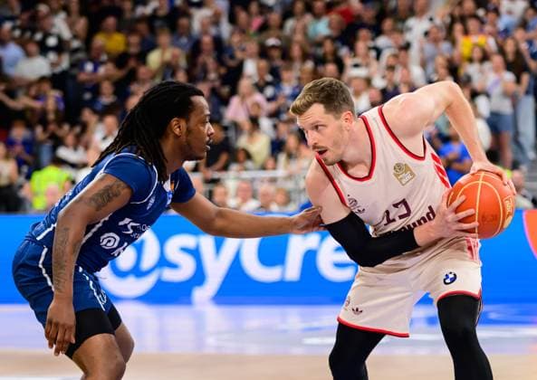 Andreas Obst FC Bayern Basketball, 13 , with Balll and DJ Horne MLP Academics Heidelberg, 00 , GER, MLP Academics vs FC Bayern Basketball, Basketball, easycredit Basketball Bundesliga, BBL, playoffs, semi-finals, game 4, season 2024 2025, 10 06 2025 Eibner Pressefoto Andreas Ulmer GER, MLP Academics vs FC Bayern Basketball, Basketball, easycredit Basketball Bundesliga, BBL, playoffs, semi-finals, game 4, season 2024 2025, 10 06 2025 Heidelberg Copyright: xEibner-Pressefoto AndreasxUlmerx EP_AUR