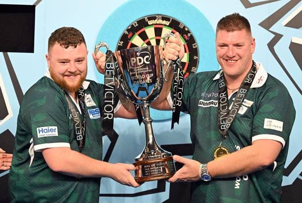 15 06 2025, xhbx, Dart World Cup of Darts 2025, v l Josh Rock Northern Ireland , Daryl Gurney Northern Ireland award ceremony, trophy DFL DFB REGULATIONS PROHIBIT ANY USE OF PHOTOGRAPHS as IMAGE SEQUENCES and or QUASI VIDEO Frankfurt am Main