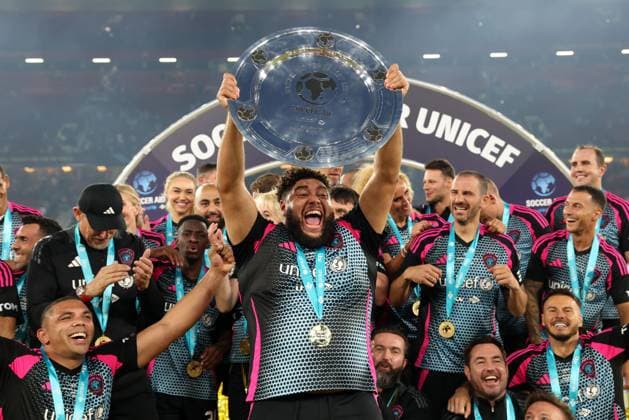Bilder des Jahres 2025, Sport 06 Juni Sport Themen der Woche KW24 Sport Bilder des Tages Big Zuu of World Eleven celebrates with team mates with the winners trophy England XI v World XI, Soccer Aid for Unicef 2025, Football, Old Trafford, Manchester, UK - 15 Jun 2025 EDITORIAL USE ONLY No use with unauthorised audio, video, data, fixture lists, club league logos or live services. Online in-match use limited to 120 images, no video emulation. No use in betting, games or single club league player publications. Copyright: xRyanxBrowne Shutterstockx 15352333eb