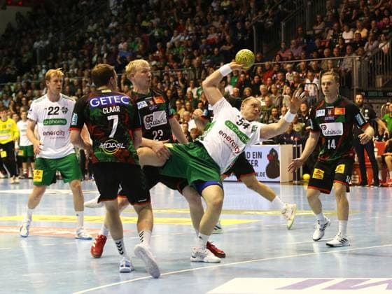 Magnus Saugstrup (23,SC Magdeburg) und Justus Fischer (54,Hannover) DAIKIN HBL Saison 2024-25 30.Spieltag SC Magdeburg - TSV Hannover-Burgdorf Magnus Saugstrup (23,SC Magdeburg) und Justus Fischer (54,Hannover) DAIKIN HBL Saison 2024-25 30.Spieltag SC Magdeburg - TSV Hannover-Burgdorf (License=RM) 23556108 Copyright: xZoonar.com AxelxKammererx 23556108