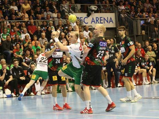 Magnus Saugstrup (23,SC Magdeburg) und Justus Fischer (54,Hannover) DAIKIN HBL Saison 2024-25 30.Spieltag SC Magdeburg - TSV Hannover-Burgdorf Magnus Saugstrup (23,SC Magdeburg) und Justus Fischer (54,Hannover) DAIKIN HBL Saison 2024-25 30.Spieltag SC Magdeburg - TSV Hannover-Burgdorf (License=RM) 23556146 Copyright: xZoonar.com AxelxKammererx 23556146