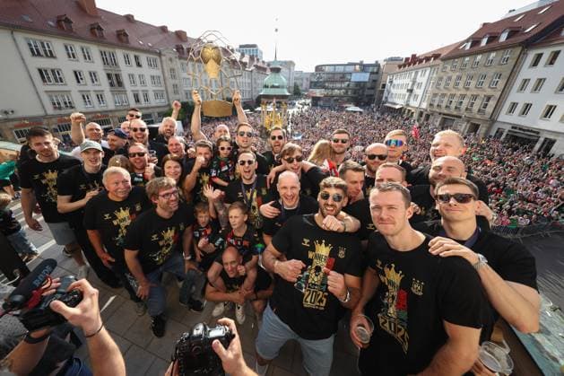 16 06 2025, xtgx, Handball, EHF Champions League, Reception of the Champions League winner SC Magdeburg in the town hall v l Team photo with trophy Cologne