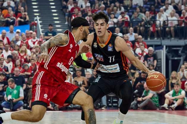 German Basketball Bundesliga BBL , FC Bayern Munich Basketball vs ratiopharm ulm, Munich FC Bayern Basketball, ulm ratiopharm, 2025 06 21 in Munich SAP Garden WEILER BABB Nick FC Bayern Basketball FCBB00 Shooting Guard , SARAF Ben ratiopharm Ulm ULM77PG sportworld Munich SAP Garden Bayern Germany