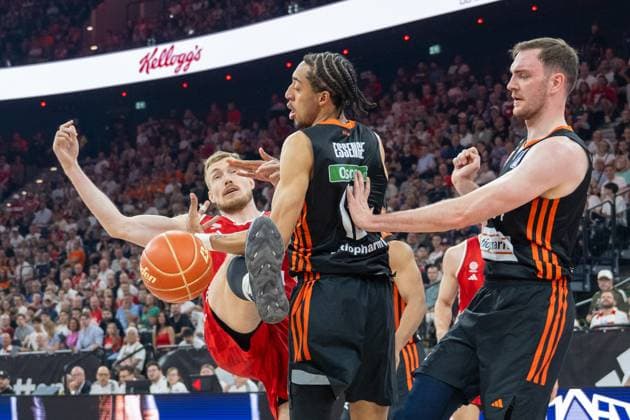 Andreas Obst 13 FC Bayern Basketball stuerzt, FC Bayern Basketball vs Ratiopharm Ulm, BBL Final, Game 3, 21 06 2025 Munich Bavaria Germany Copyright: xkolbert-press UlrichxGamelx