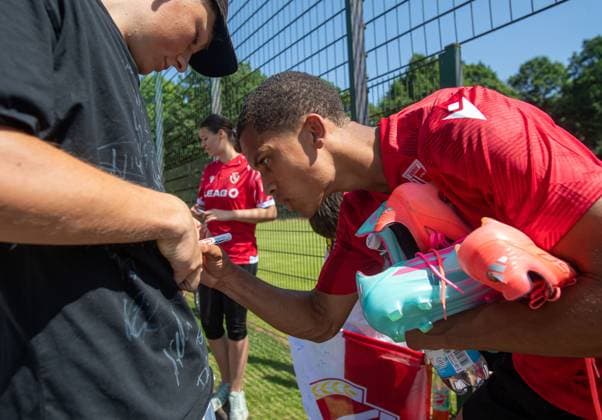 Football, Men, Season 2025 26, 3 Liga, FC Energie Cottbus, Training kick-off, Nyamekye Awortwie Grant Energie Cottbus signs autographs for fans, 22 06 2025, Copyright: xSebastianxRäppold MatthiasxKochx