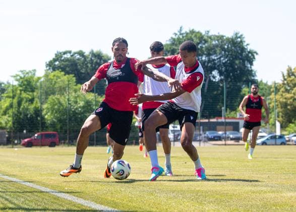 Football, Men, Season 2025 26, 3 Liga, FC Energie Cottbus, training kick-off, v l trial player Justin Butler SV Sandhausen , Nyamekye Awortwie Grant Energie Cottbus , 22 06 2025, Copyright: xSebastianxRäppold MatthiasxKochx