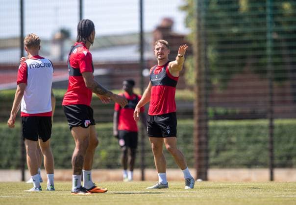 Football, Men, Season 2025 26, 3 Liga, FC Energie Cottbus, training kick-off, f l trial player Justin Butler SV Sandhausen , Jonas Hofmann Energie Cottbus , 22 06 2025, Copyright: xSebastianxRäppold MatthiasxKochx