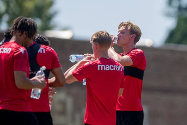 Football, Men, Season 2025 26, 3 Liga, FC Energie Cottbus, Training kick-off, f l Trial player Leon Guwara FC Ingolstadt , Lukas Michelbrink Energie Cottbus , Ted Tattermusch Energie Cottbus , 22 06 2025, Copyright: xSebastianxRäppold MatthiasxKochx