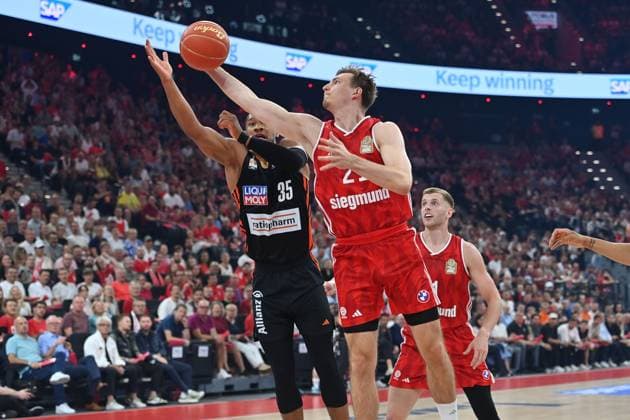 Justus HOLLATZ FCB , action,duel against Karim JALLOW UL Basketball BBL,season 2024 2025 5 final, FC Bayern Muenchen Ratiopharm Ulm 81 77 on 26 06 2025, S A P G A R D EN