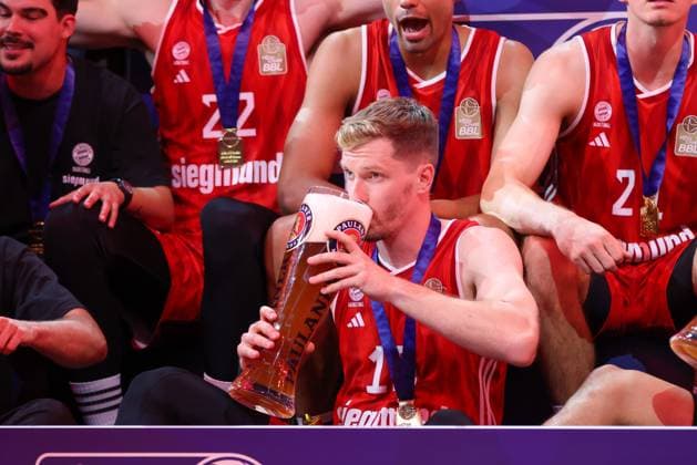 Andreas Obst 13 FC Bayern Basketball with the beer glass, FC Bayern Basketball vs ratiopharm ulm, Basketball, BBL, Final, Game 5, 26 06 2025 Munich Bavaria Germany Copyright: xkolbert-press ChristianxKolbertx