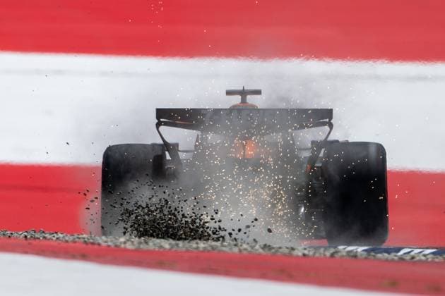 Oscar Piastri McLaren Formula 1 Team, Australia, 81 in MCL39 with sparks flying while riding into the gravel from behind in front of painted flag on the asphalt in the finish curve curve 10, AUT, Formula 1 World Championship, MSC Cruises Grand Prix of Austria, Red Bull Ring Spielberg, Qualifying Day, 2025 season, 28 06 2025 AUT, Formula 1 World Championship, MSC Cruises Grand Prix of Austria, Red Bull Ring Spielberg, Qualifying Day, 2025 season, 28 06 2025 Spielberg Copyright: xEibner-Pressefoto Memmlerx EP_MMR