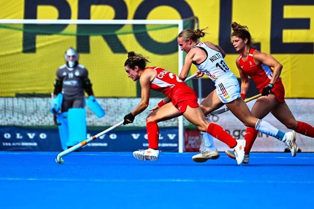 Field hockey, FIH Hockey Pro League 2025 Berlin, Germany England 28 06 2025, xdanx, Hockey, FIH Hockey Pro League 2025 Berlin, Germany England v l Fiona Crackles England , Lisa Nolte Germany duel, duel, fight, tackle Berlin Ernst Reuter Sportfeld Berlin Germany DE Copyright: xDanielxLakomskix