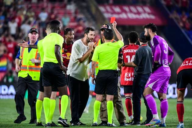 Harrison, NJ, United States, June 28, 2025: Sandro Schwarz, Head Coach of New York Red Bulls receives a red card during the Major League Soccer match between New York Red Bulls and Minnesota United FC at Sports Illustrated Stadium in Harrison, NJ United States (EDITORIAL USAGE ONLY). (Rebekah Wynkoop SPP) Copyright: xRebekahxWynkoopx xSPPx spp-en-ReWySp-374
