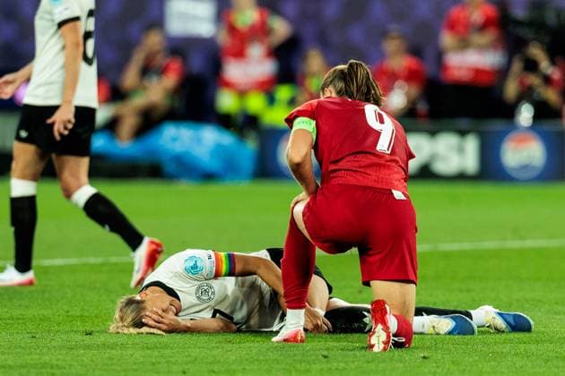 UEFA Womens Euro 2025 Germany Poland 04 7 2025 Giulia Gwinn Germany, 7 stays on the ground, holds her knee after a duel with Ewa Pajor Poland, 9 , injury UEFA Womens Euro 2025 Germany Poland St Gallen, Arena St Gallen on 04 07 2025 Copyright: xBEAUTIFULxSPORTS Wunderlx